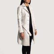 
Moonlight Silver Gabardina Trench de Cuero para Mujer - Vista lateral mostrando el corte ergonómico de mangas