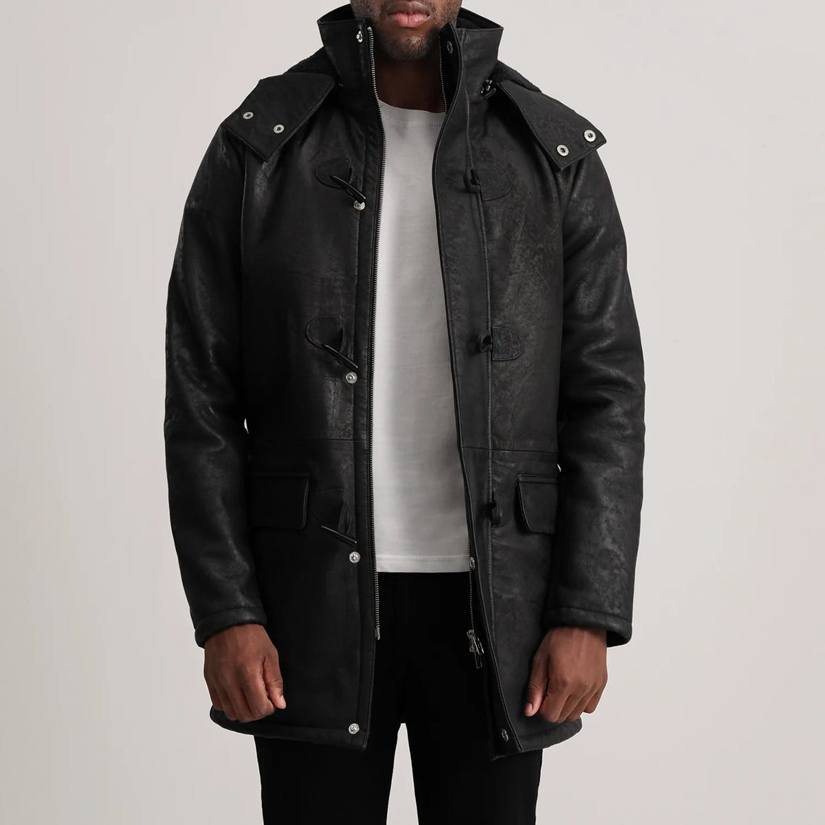
Nolan Black Snuffed Leather Duffle Coat in Distressed Black Sheepskin Snuffed - Vista frontal y silueta entallada | Comprar online
