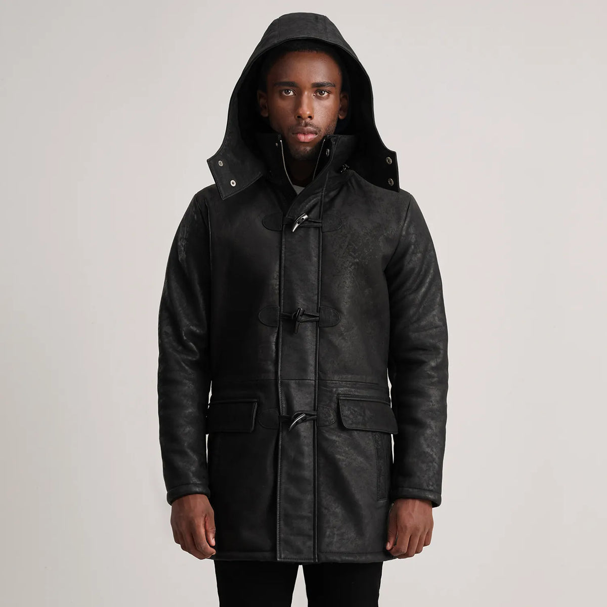 
Vista de detalle of Band collar & Zipper with Toggle button Hardware on Nolan Black Snuffed Leather Duffle Coat
