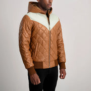 
Perspectiva del modelo vistiendo Norman Tan Hooded Bomber Leather Puffer Jacket en modelo con caída natural bajo luz de día