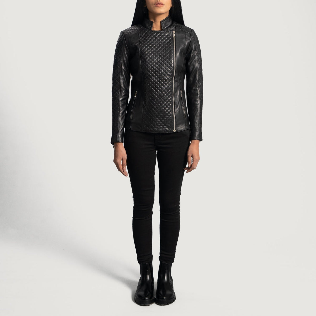 Detalle de cerca of Band &amp; Zipper Hardware on Women's Orient Grain Acolchado Negro Chaqueta Biker de Cuero para Mujer