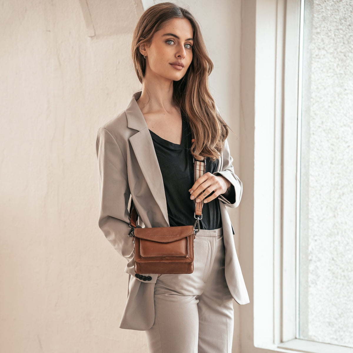 Classic 100% Full-Grain leather Goods - Vista trasera con ajuste entallado en hombros y bajo impecable