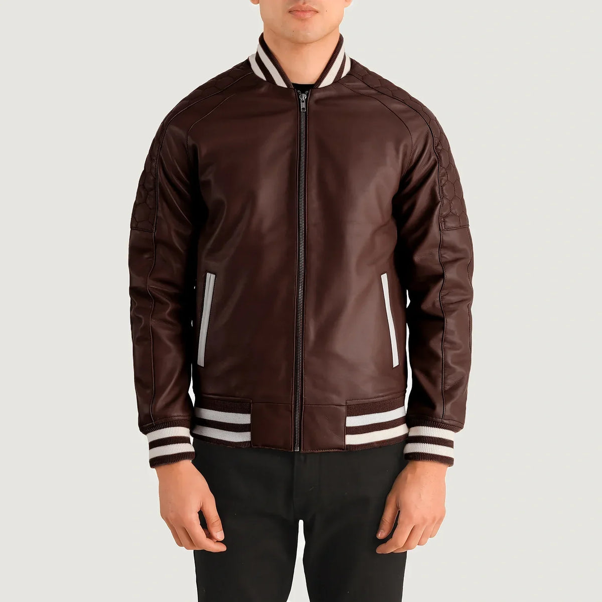 
Vista de detalle of Varsity collar & Zipper Hardware on Pascal Granate Leather Varsity Chaqueta de Cuero para Hombre