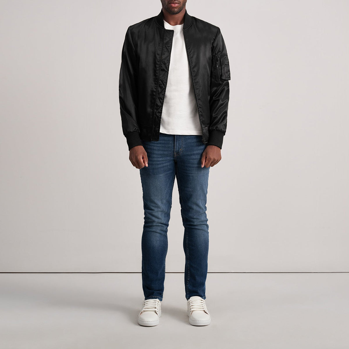 Detalle de cerca of Varsity &amp; Zipper Hardware on Quinton MA-1 Black Bomber Jacket