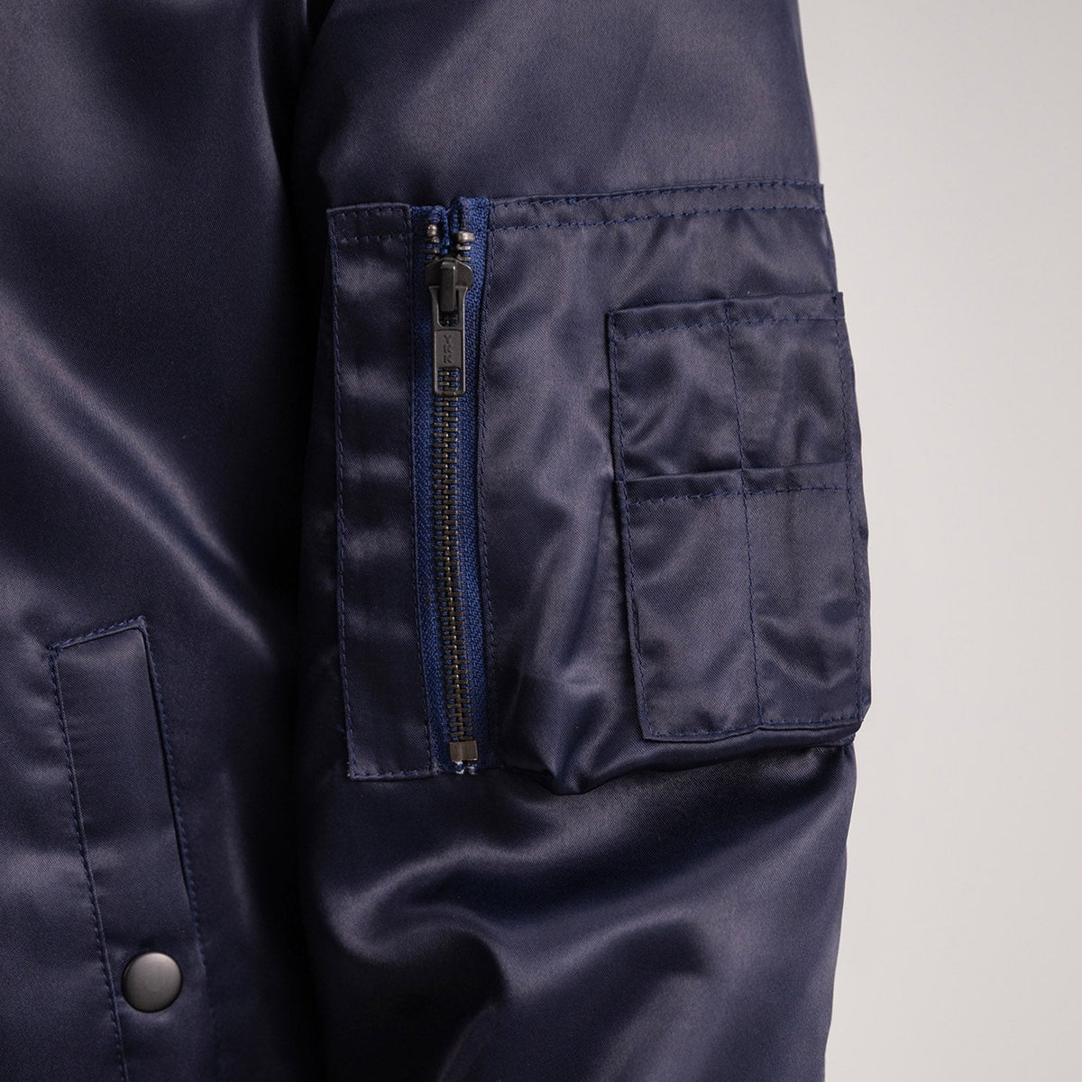 Vista interior Showing Polyester Lining &amp; Dos bolsillos interiores
