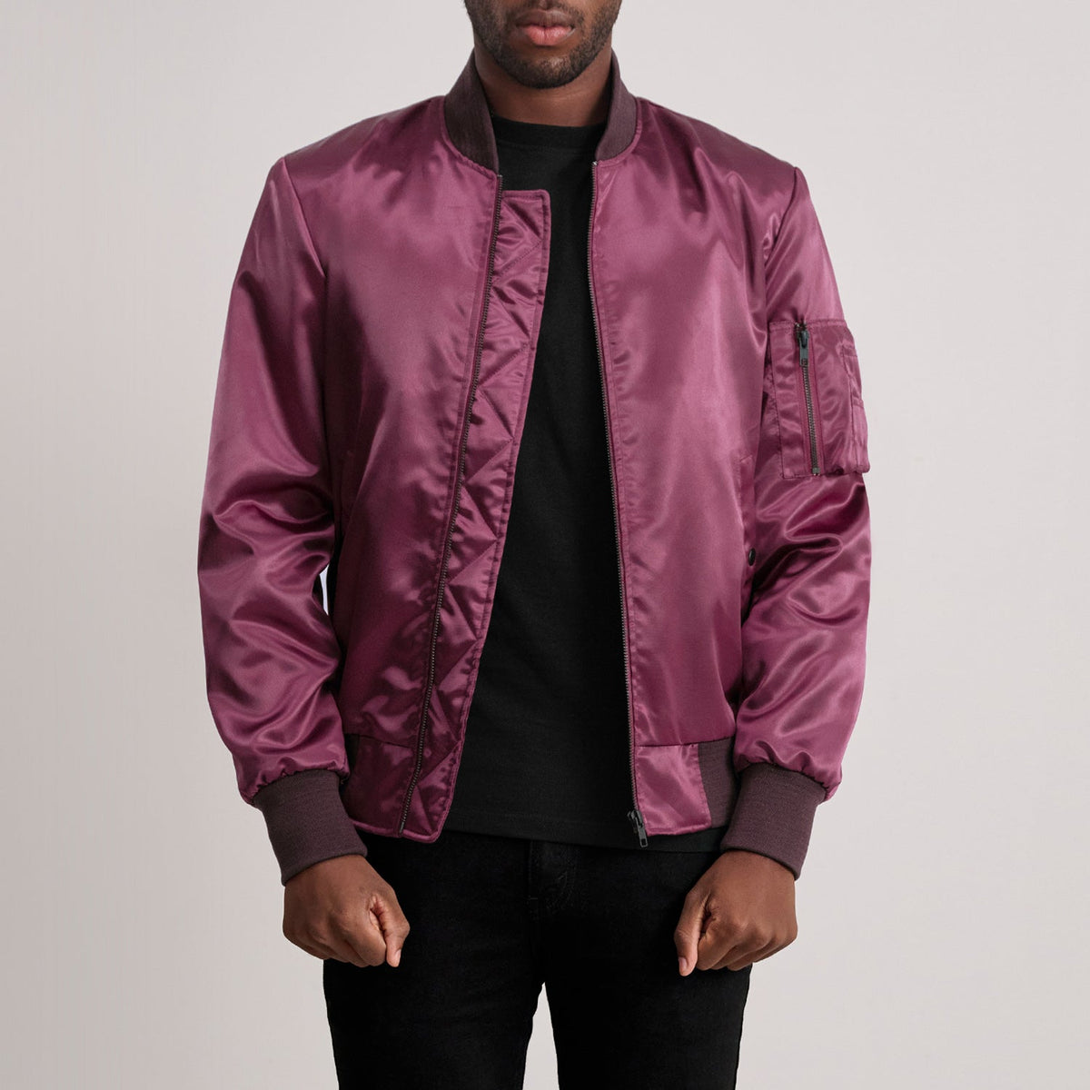 Quinton MA-1 Granate Cazadora Bomber de Cuero para Hombre - Vista de perfil mostrando el corte ergonómico de manga