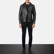 Men's Raiden Black Leather Biker Jacket - Vista de perfil lateral con corte ergonómico de manga