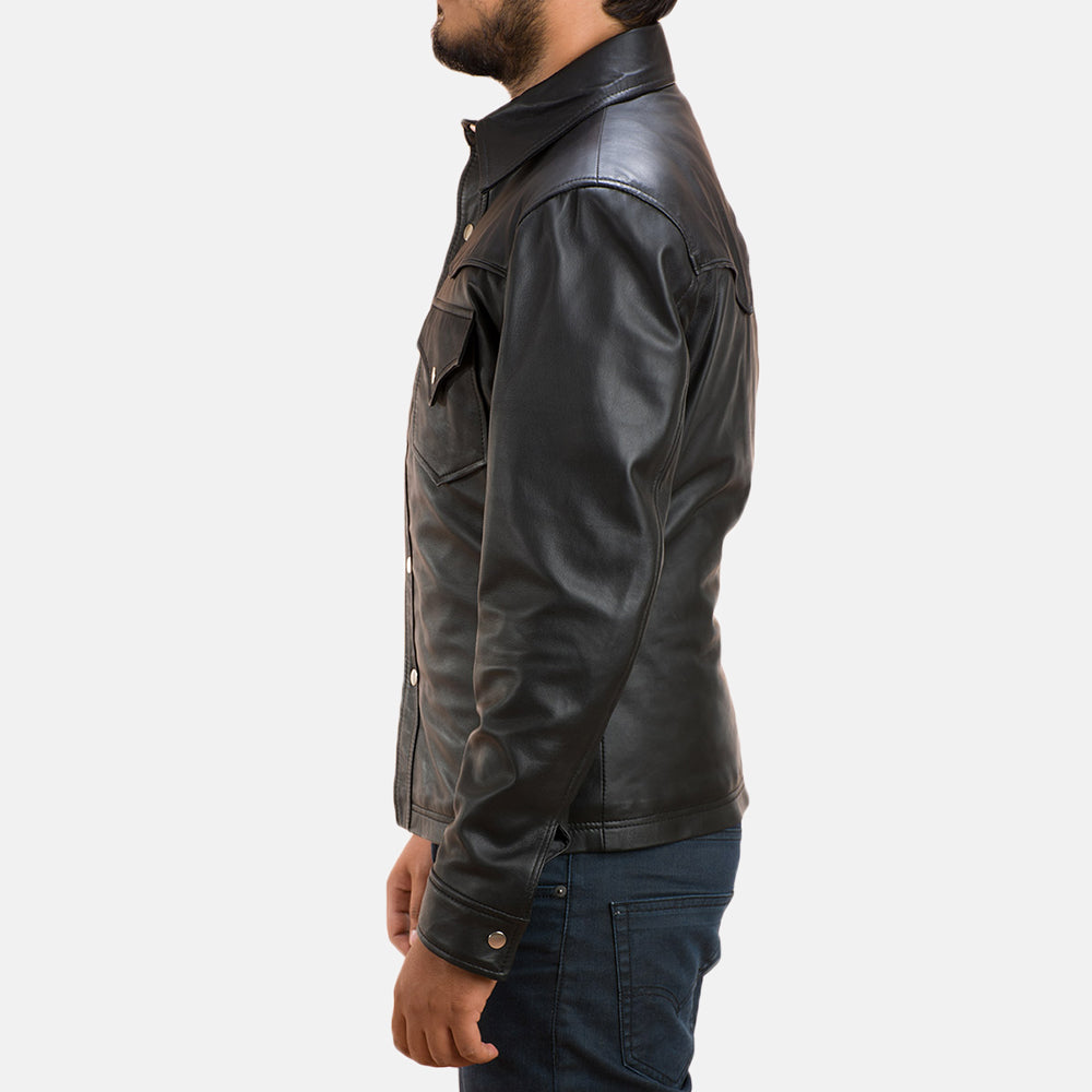 Detalle de cerca of Shirt &amp; Button Hardware on Men's Ranchson Negro Leather Shirt para Hombre
