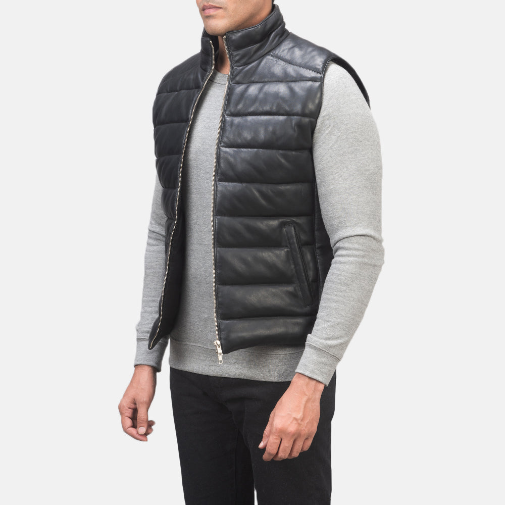 
Black Sheepskin leather Vest - Vista posterior con hombros definidos y bajo impecable