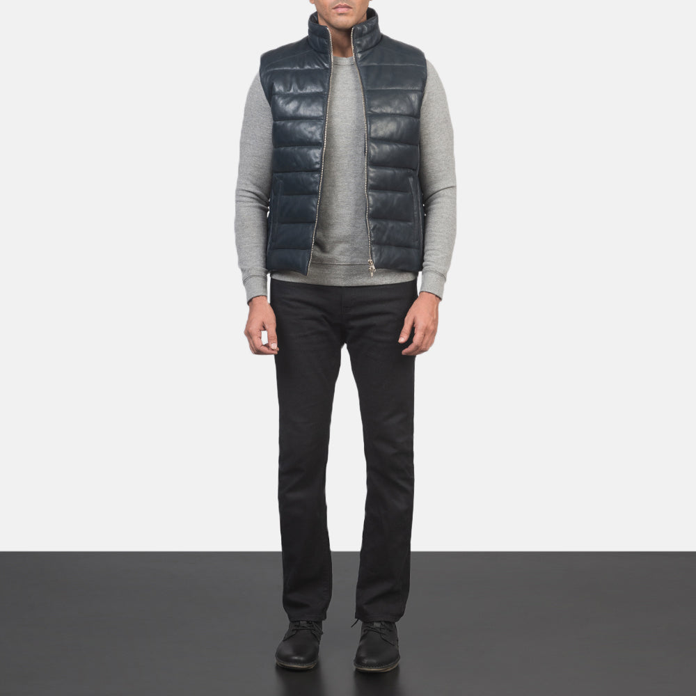 
Reeves Azul Leather Chaleco acolchado para Hombre - Vista lateral mostrando el corte ergonómico de mangas