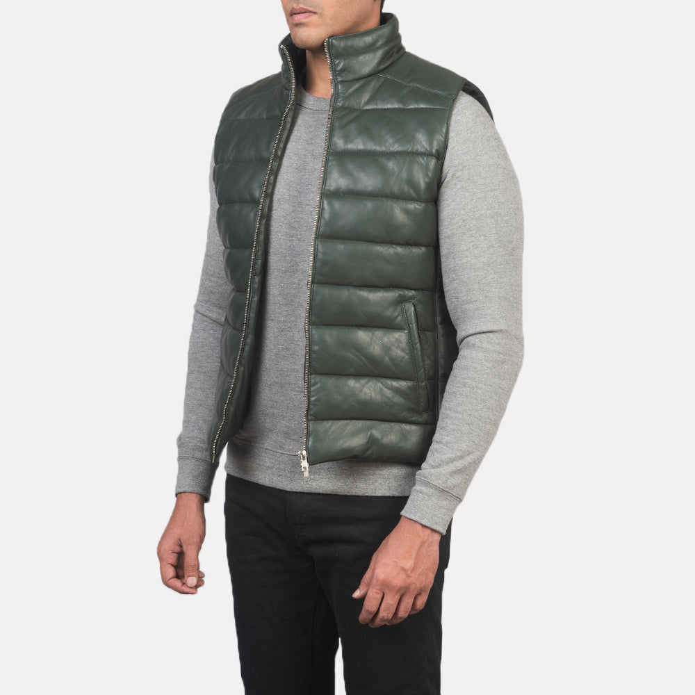 
Green Sheepskin leather Vest - Vista posterior con hombros definidos y bajo impecable