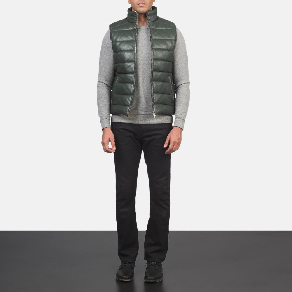 
Reeves Verde Leather Chaleco acolchado para Hombre - Vista lateral mostrando el corte ergonómico de mangas