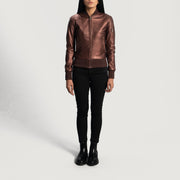 Detalle de cerca of Varsity &amp; Zipper Hardware on Women's Reida Granate Cazadora Bomber de Cuero para Mujer