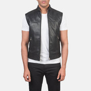 
Roland Negro Leather Biker Vest para Hombre in Black Cowhide &Amp; Sheepskin Leather - Vista frontal y silueta entallada | Comprar online