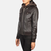 
Brown Sheepskin Leather Bomber Jacket - Vista posterior con hombros definidos y bajo impecable