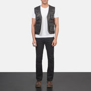 
Safari Marrón Chaleco de Cuero para Hombre - Vista lateral mostrando el corte ergonómico de mangas