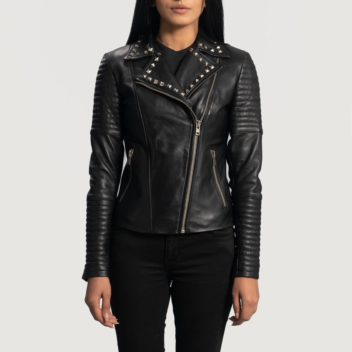 
Sally Mae con Tachuelas Negro Chaqueta Biker de Cuero para Mujer in Black Sheepskin Leather - Vista frontal y silueta entallada | Comprar online