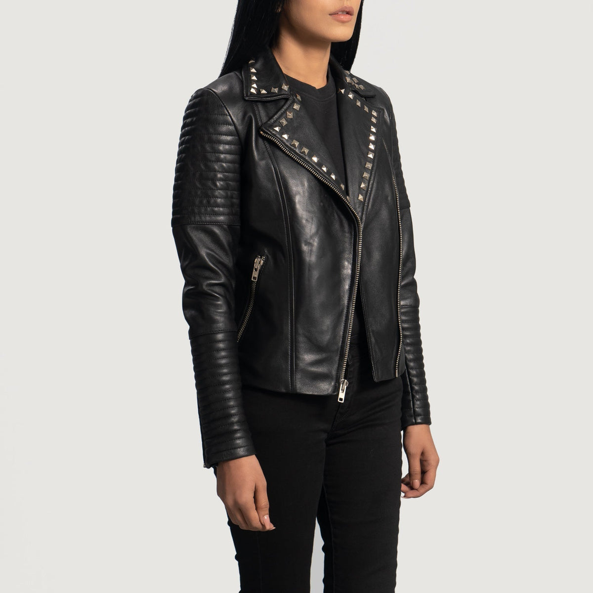 
Black Sheepskin Leather Biker Jacket - Vista posterior con hombros definidos y bajo impecable