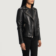 
Black Sheepskin Leather Biker Jacket - Vista posterior con hombros definidos y bajo impecable