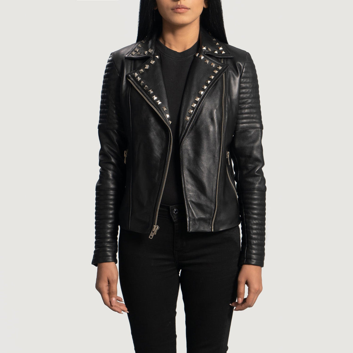 
Sally Mae con Tachuelas Negro Chaqueta Biker de Cuero para Mujer - Vista lateral mostrando el corte ergonómico de mangas