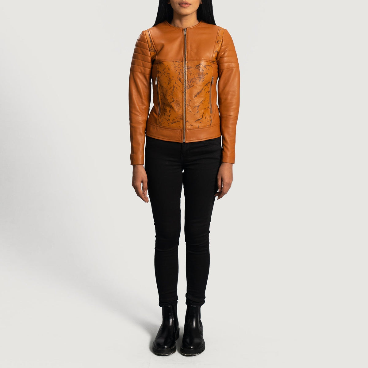 
Vista de detalle of Classic Collar & Zipper Hardware on Sandy Tostado Dye Chaqueta Biker de Cuero para Mujer