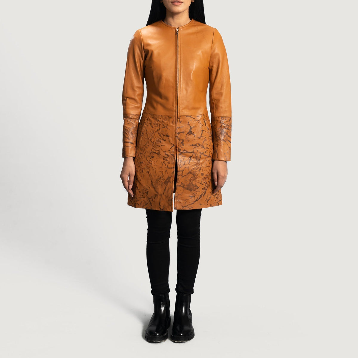 Detalle de cerca of Classic Collar &amp; Zipper Hardware on Women's Sandy Tostado Dye Abrigo de Cuero para Mujer