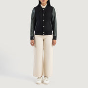 Savant Green Hybrid Varsity Jacket - Vista de perfil lateral con corte ergonómico de manga