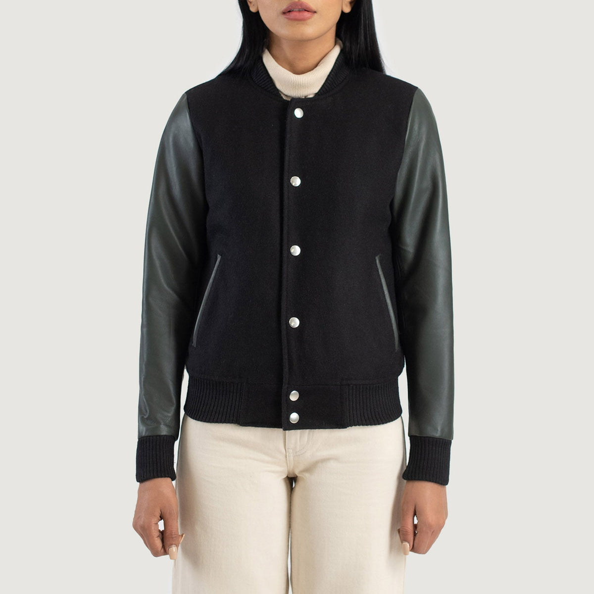 Detalle de cerca of Varsity &amp; Snap Buttons Hardware on Savant Green Hybrid Varsity Jacket