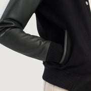 Vista interior Showing Quilted Polyester Lining &amp; Dos bolsillos interiores