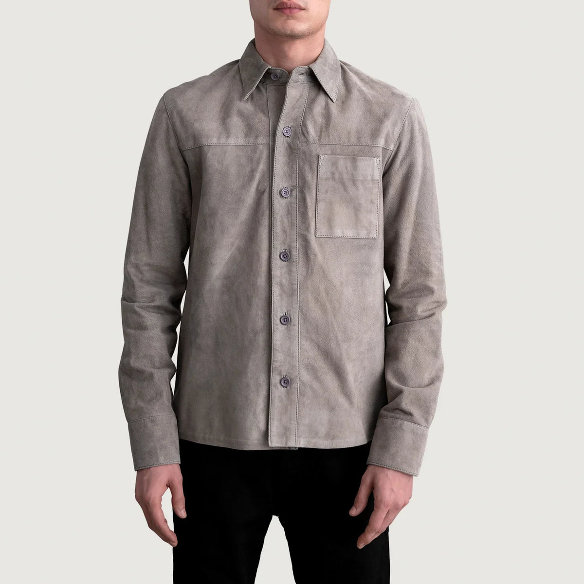 Scout Gris Suede Leather Shirt para Hombre - Vista de perfil lateral con corte ergonómico de manga