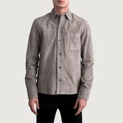Scout Gris Suede Leather Shirt para Hombre - Vista de perfil lateral con corte ergonómico de manga