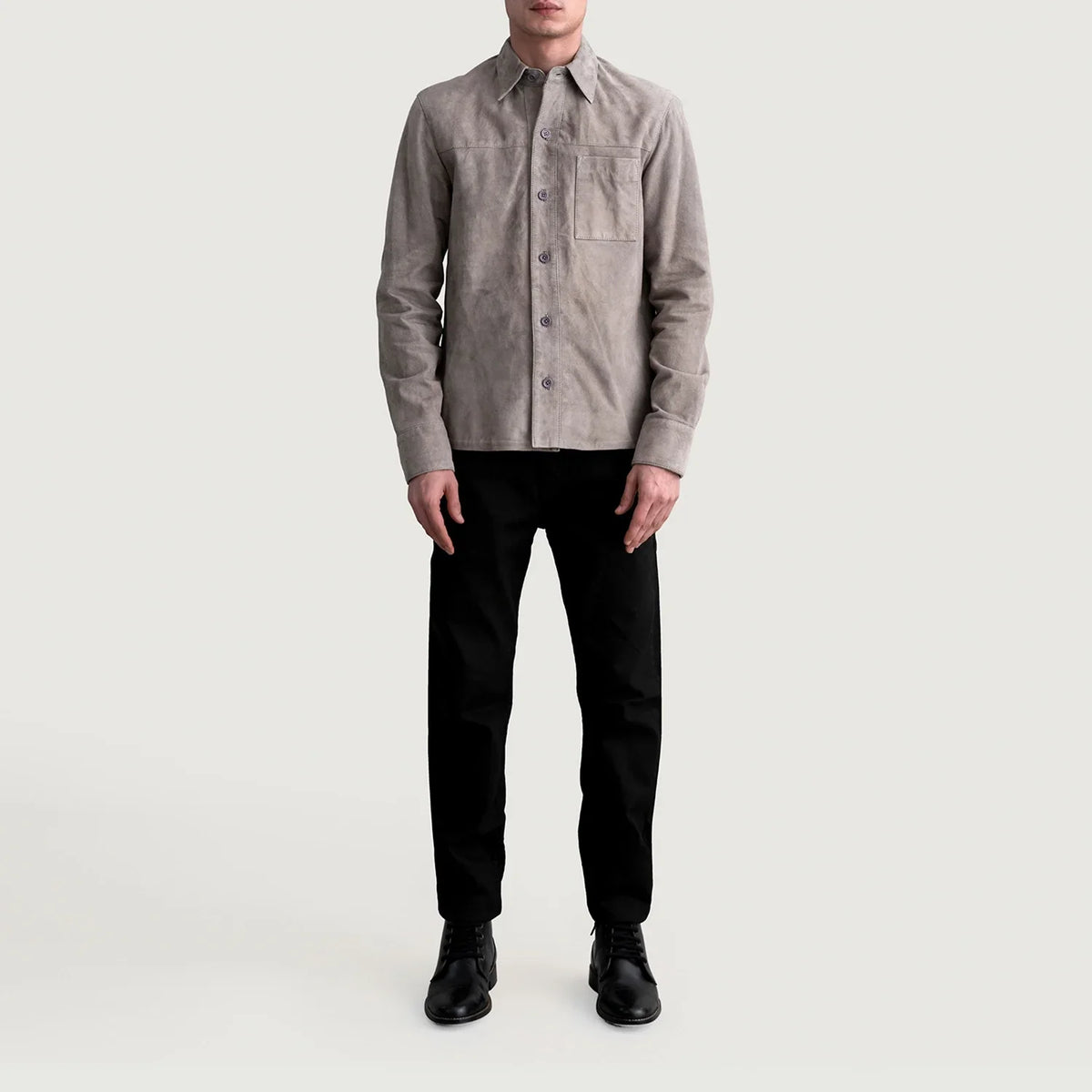 Detalle de cerca of Shirt &amp; Buttons Hardware on Scout Gris Suede Leather Shirt para Hombre