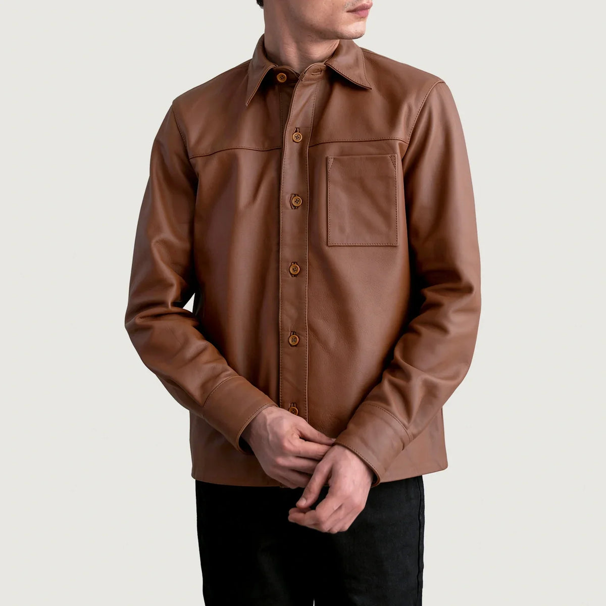 Scout Matte Marrón Leather Shirt para Hombre - Vista de perfil lateral con corte ergonómico de manga