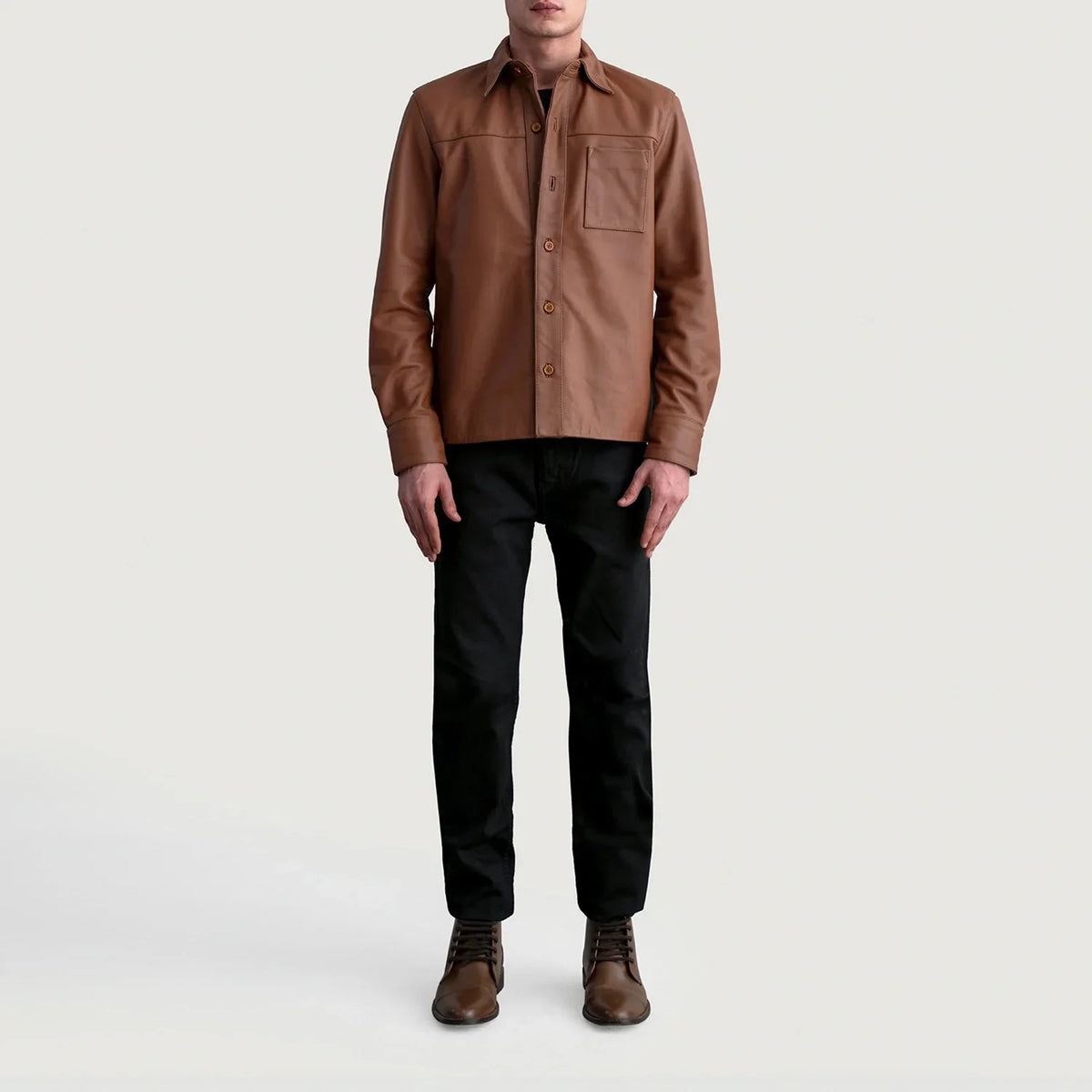 Detalle de cerca of Shirt &amp; Buttons Hardware on Scout Matte Marrón Leather Shirt para Hombre
