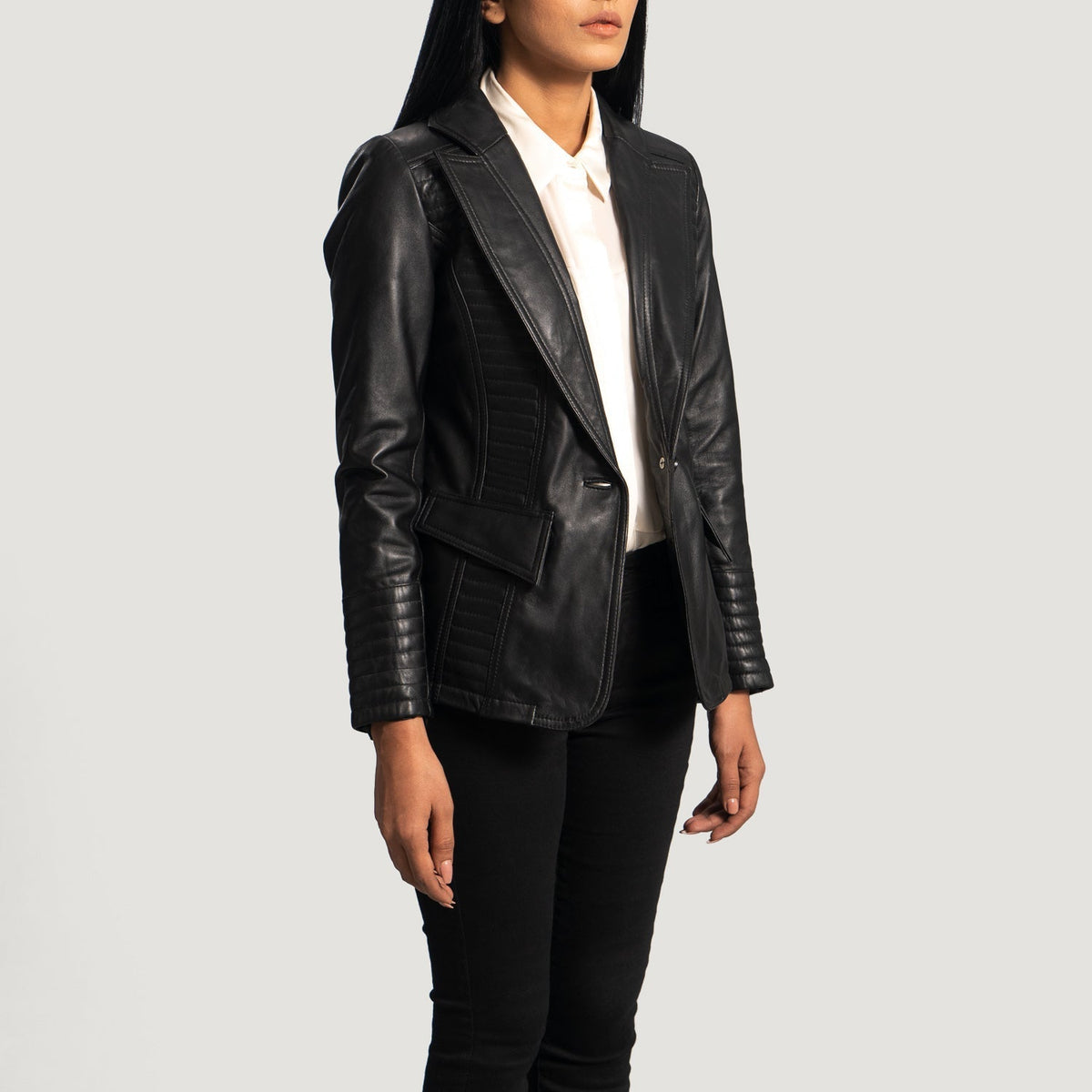 Black Sheepskin leather Blazer - Vista trasera con ajuste entallado en hombros y bajo impecable