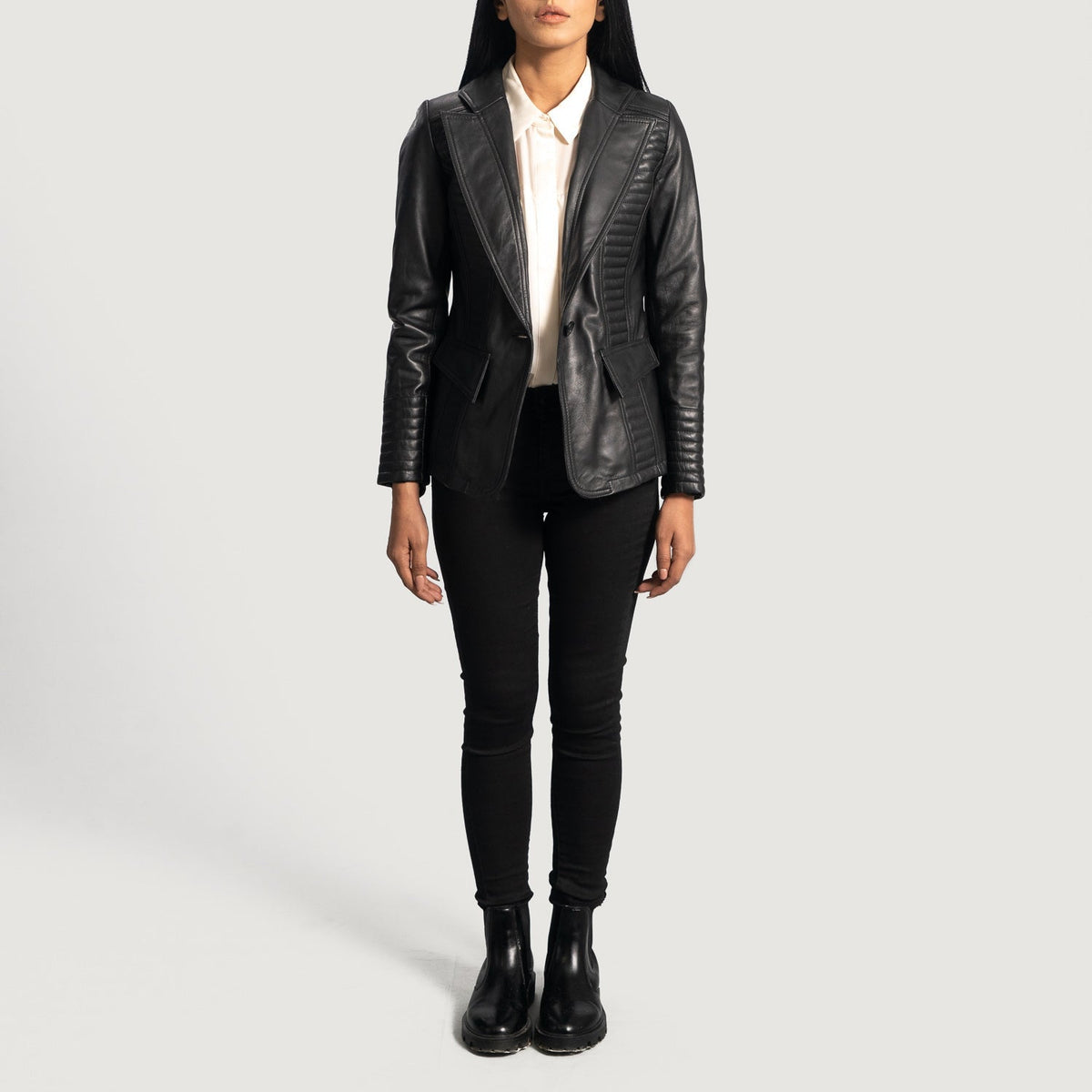 Detalle de cerca of Notch &amp; Button Hardware on Women's Selina Negro Blazer de Cuero de Cuero para Mujer