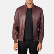 
Shane Granate Chaqueta Bomber de Cuero para Hombre in Maroon Sheepskin Leather - Vista frontal y silueta entallada | Comprar online