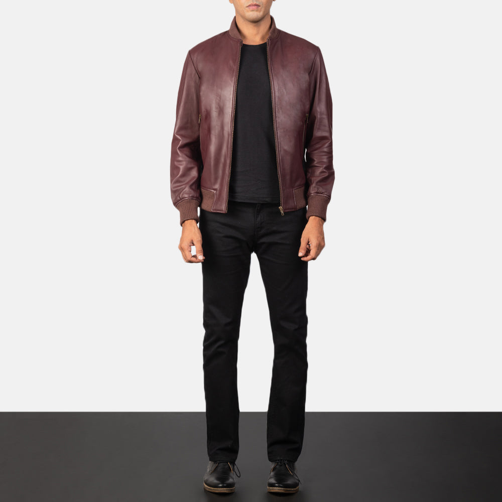 
Shane Granate Chaqueta Bomber de Cuero para Hombre - Vista lateral mostrando el corte ergonómico de mangas