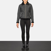
Sherilyn B-3 Distressed Black Leather Bomber Jacket - Vista lateral mostrando el corte ergonómico de mangas