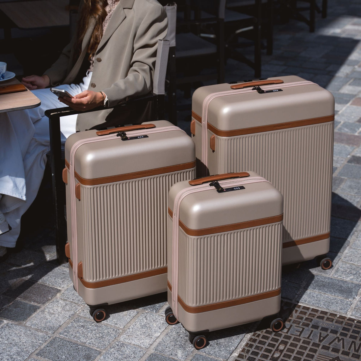 Classic 100% Full-Grain leather Goods - Vista trasera con ajuste entallado en hombros y bajo impecable