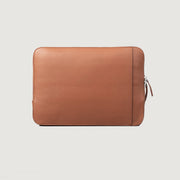 
The Baxter Brown Leather Laptop Sleeve For Men & Women in Brown Full-Grain Leather - Vista frontal y silueta entallada | Comprar online