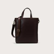 
The Poet Vintage Brown Leather Tote Bag For Men & Women in Vintage Brown Full-Grain Leather - Full Exterior Vista frontal y silueta entallada | Comprar online