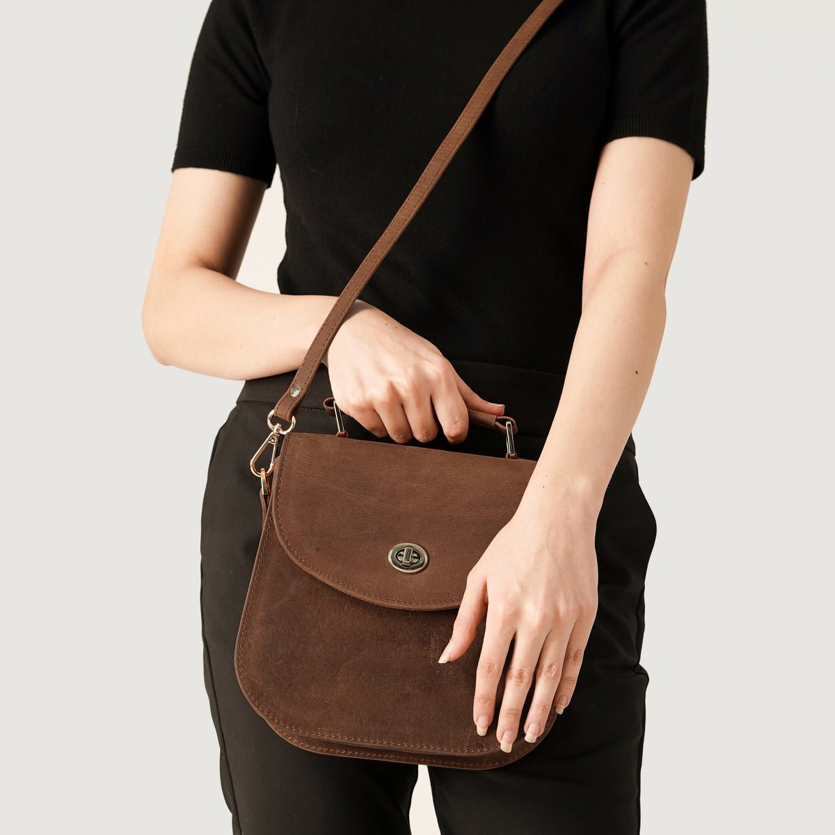
Solid Antique Brass Hardware & Heavy-Duty Dual Zipper Detail on The Sandra Vintage Tostado Leather Saddle Bag For Women