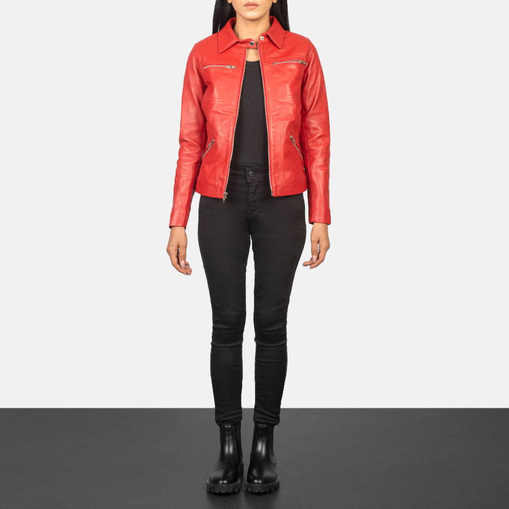 Women's Tomachi Red Leather Jacket - Vista de perfil lateral con corte ergonómico de manga
