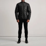 Travis Black Leather Puffer Jacket - Vista de perfil lateral con corte ergonómico de manga