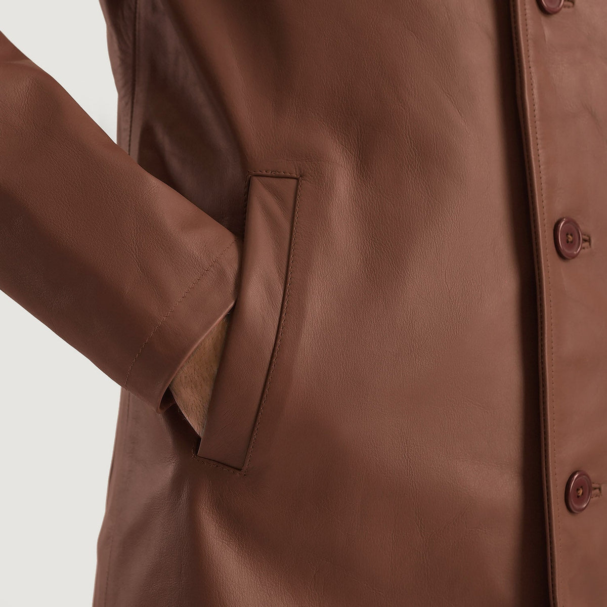 
Vista interior Showing Quilted Polyester Lining & Dos bolsillos interiores de utilidad