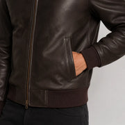 
Vista de detalle of Classic Collar & Heavy-Duty Zipper Hardware on Marrón Oscuro Sheepskin Chaqueta Bomber de Cuero para Hombre