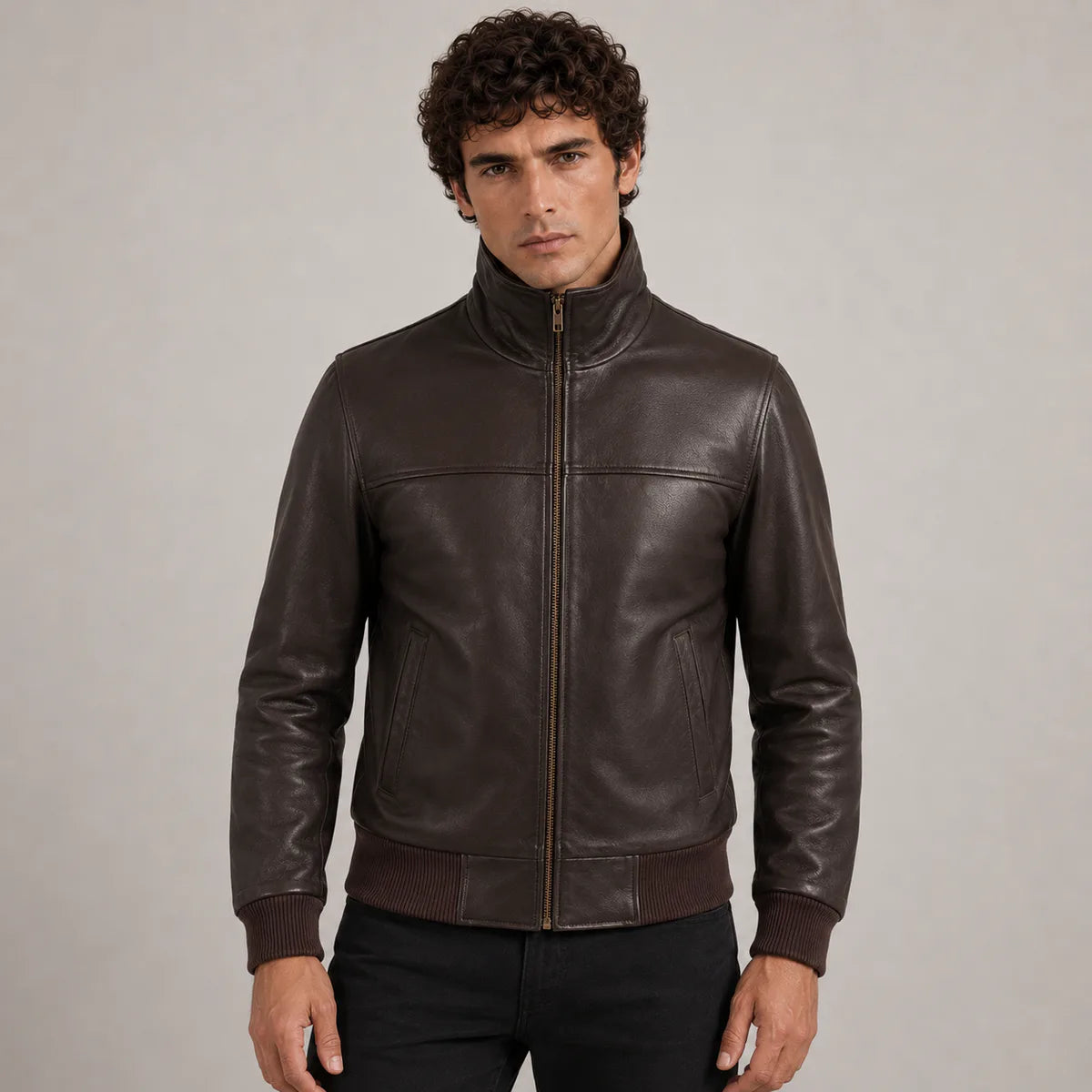 
Marrón Oscuro Sheepskin Chaqueta Bomber de Cuero para Hombre in Dark Brown Authentic Sheepskin &Amp; Shearling - Vista frontal y silueta entallada | Comprar online