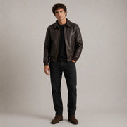 
Marrón Oscuro Sheepskin Chaqueta Bomber de Cuero para Hombre - Vista lateral mostrando el corte ergonómico de mangas