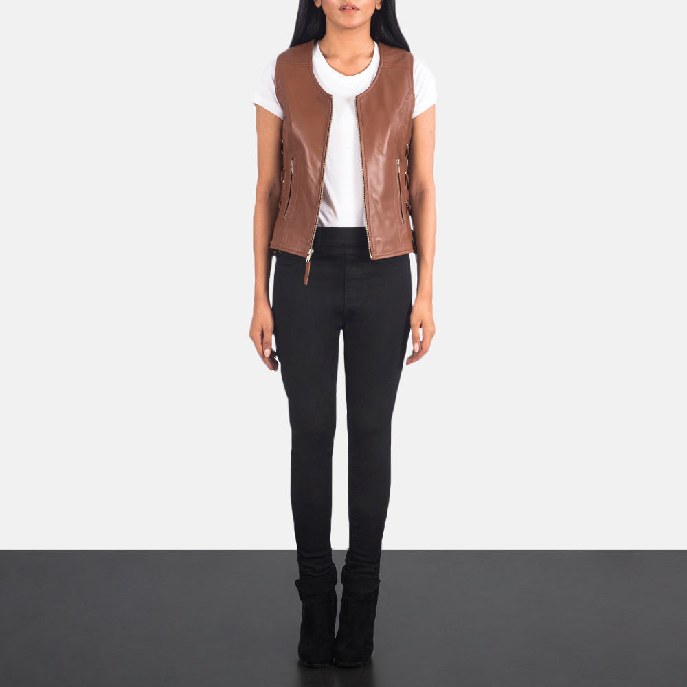 Women's Vanda Marrón Leather Biker Vest para Mujer - Vista de perfil lateral con corte ergonómico de manga
